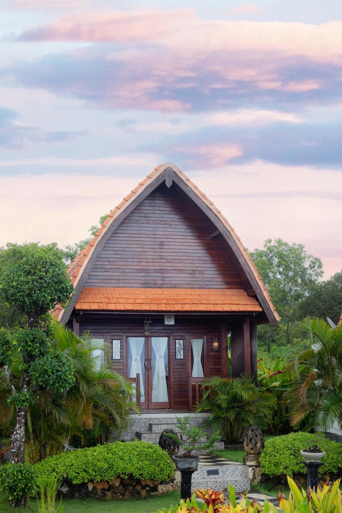 Reynten Hill Resort Batununggul Exterior foto
